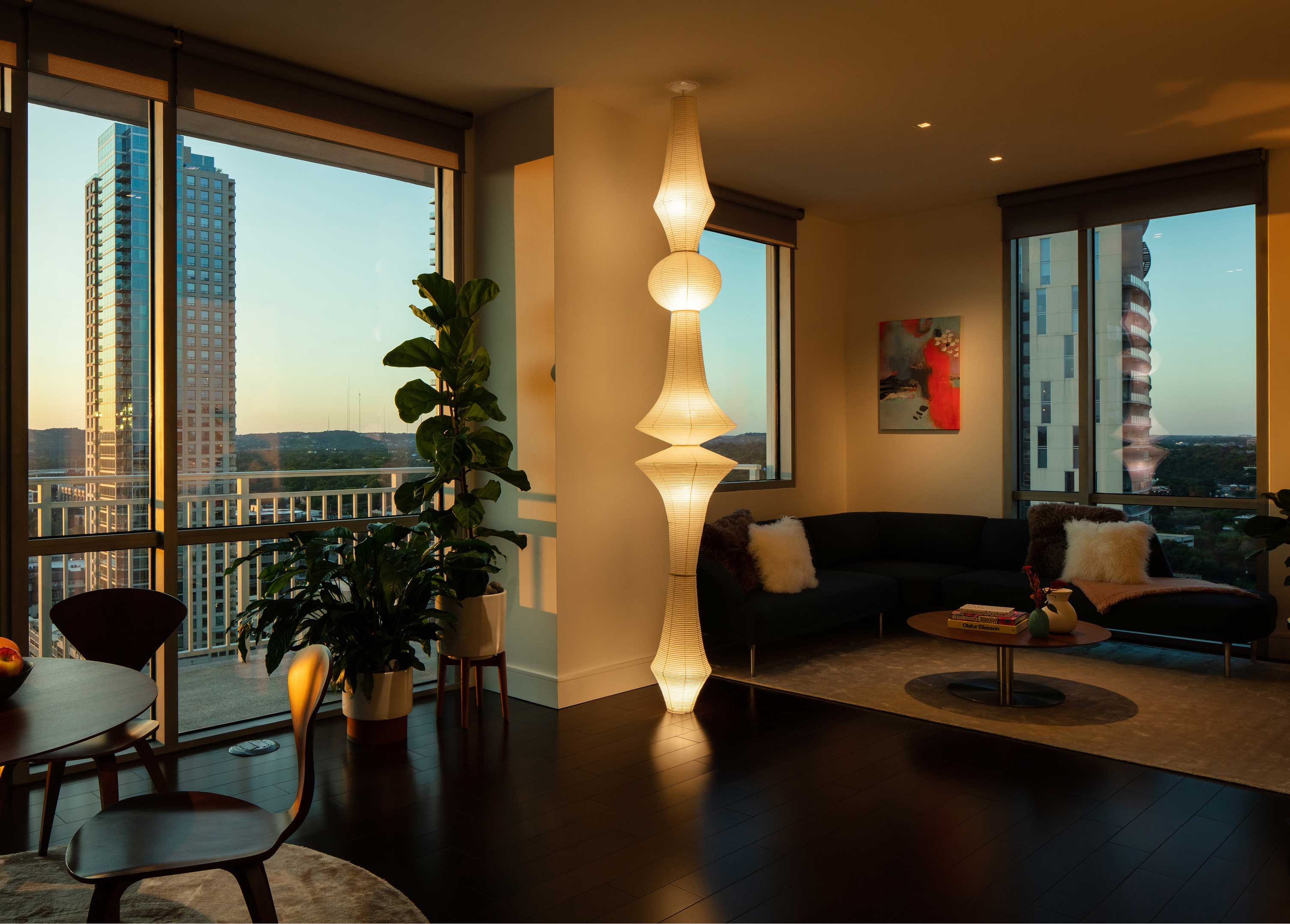 Full spectrum lighting with accent light adjusts to changing daylight.